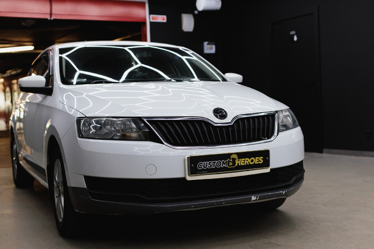 Источник фото: https://custom-heroes.ru/raboty/vid-uslugi/avtozvuk/osnaschaem-skoda-rapid-sovremennye-tehnologii-dlya-komforta-i-bezopasnosti/