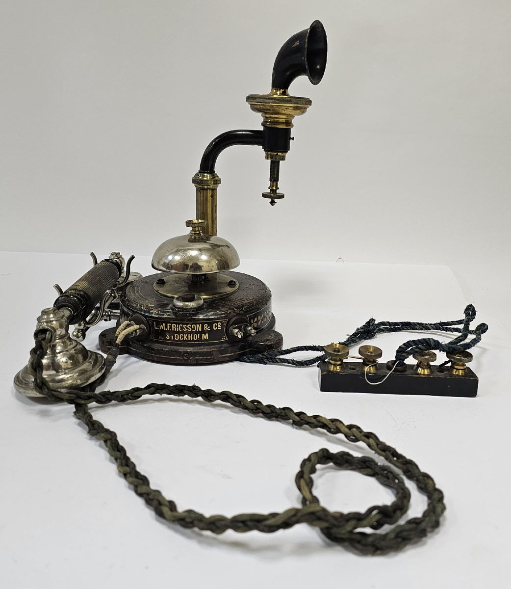 Один из первых настольных телефонов фирмы Эрикссон 1883-1885. Фото автора
