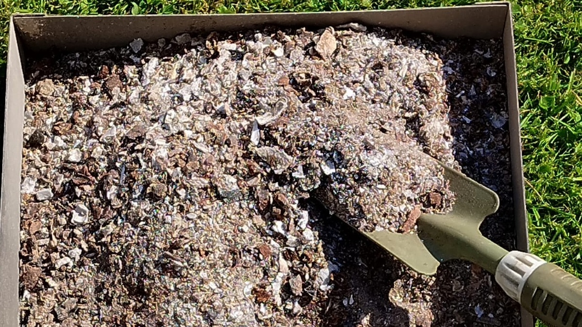 Добавляли золу в компост с определенными пропорциями. 