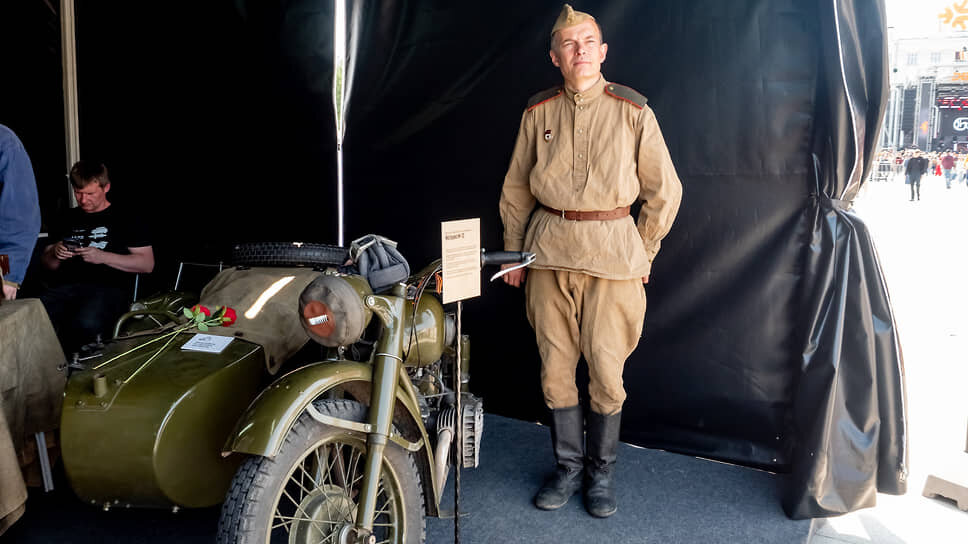 Стенд военно-исторического клуба "Разведбат", посвященный периоду Великой Отечественной войны, в Историческом сквере.📷Фото: Евгения Яблонская / Коммерсантъ