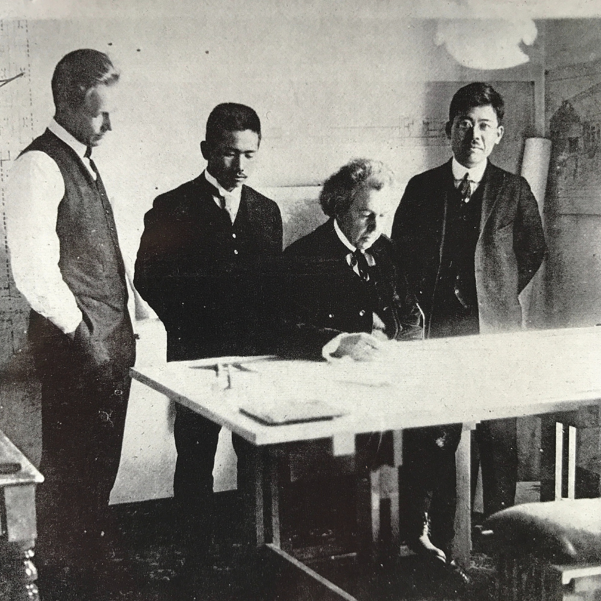 Джон Ллойд Райт, Арато Эндо, Фрэнк Ллойд Райт и Айсаку Хаяси, менеджер отеля «Империал». Wikimedia.