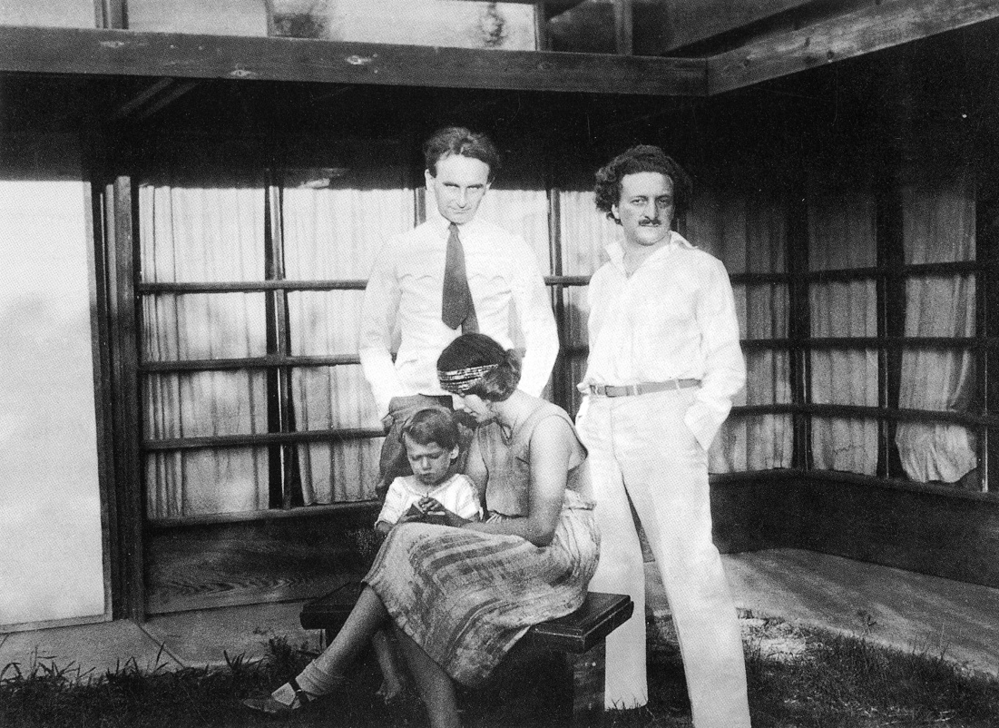 Рихард Нойтра, Дион и Диона Нойтра и Рудольф Шиндлер в доме на Кингз-роуд. © J. Paul Getty Trust. Getty Research Institute, Los Angeles.