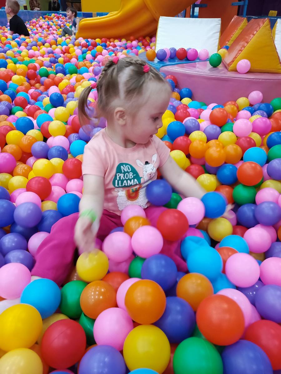 Любимое занятие - в шариках сидеть