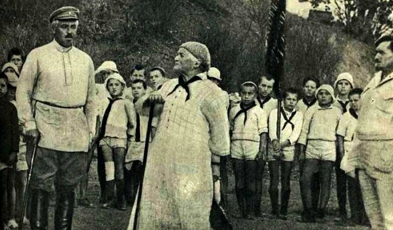 1925 год. Немецкая коммунистка Клара Цеткин среди первых артековцев. Фото из открытого доступа в Интернете.