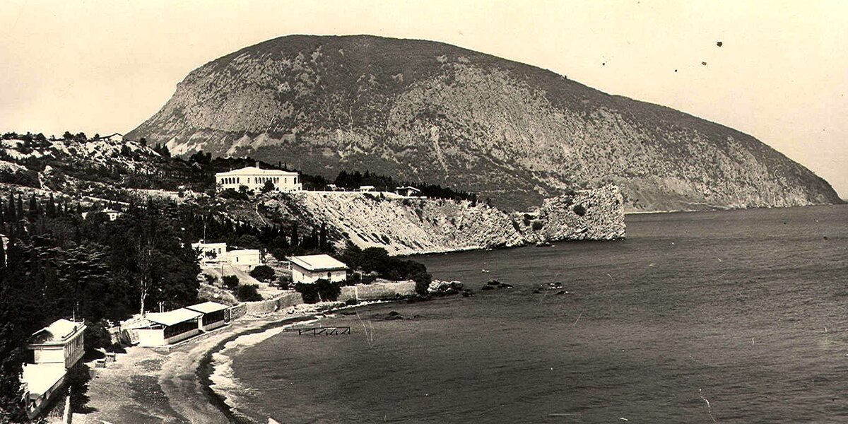 Вид на лагерь и знаменитую Медведь-гору. Фото из открытого доступа в Интернете.