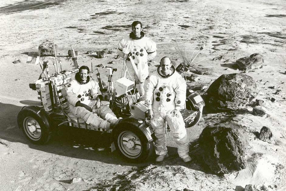 Астронавты «Аполлона-16» (слева направо), пилот лунного модуля Чарльз М. Дьюк, командир Джон У. Янг и пилот командного модуля Томас К. Мэттингли II во время учений по подготовке к высадке на Луну.