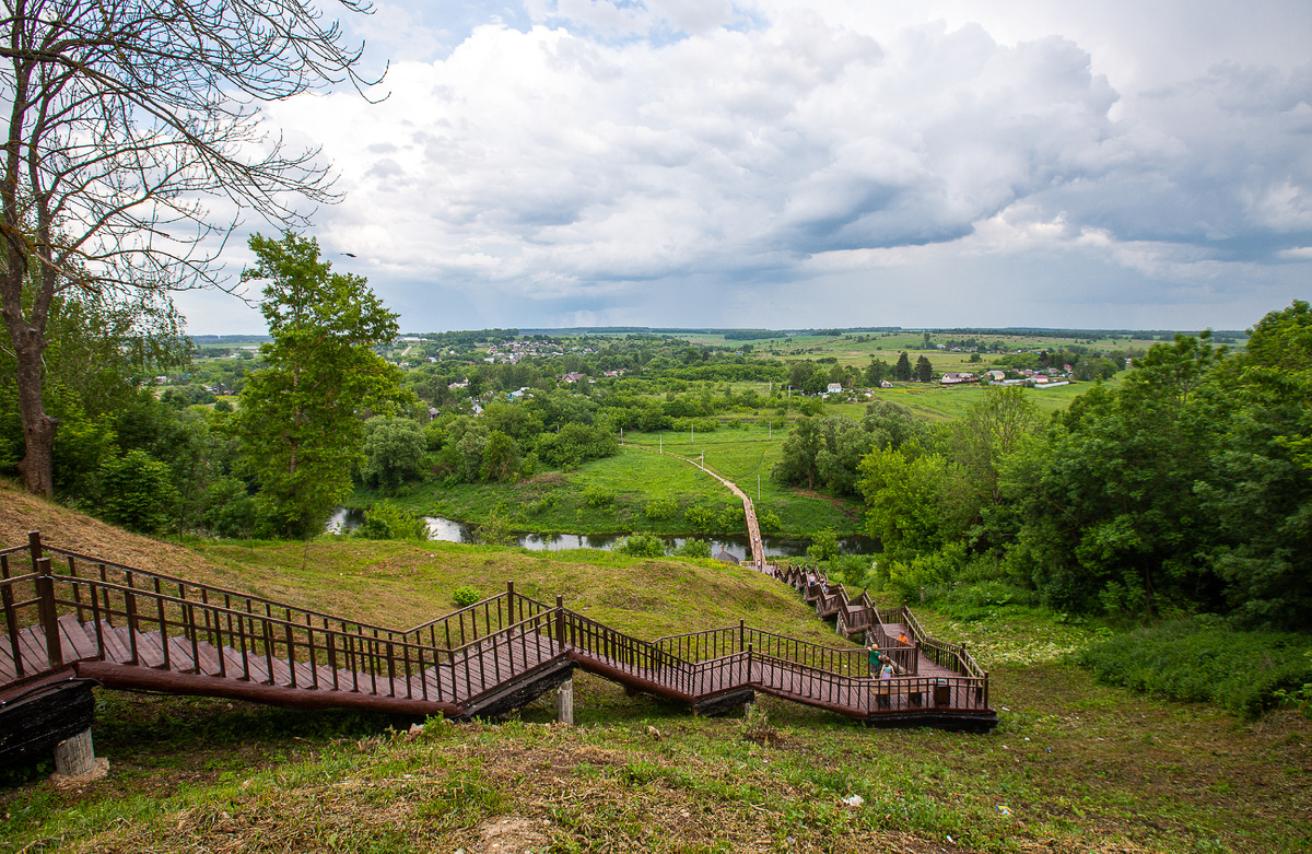 Смотровая площадка с видом на реку Плаву и окрестнсти. Село Крапивна, Щёкинский район, Тульская область. Фото автора статьи 