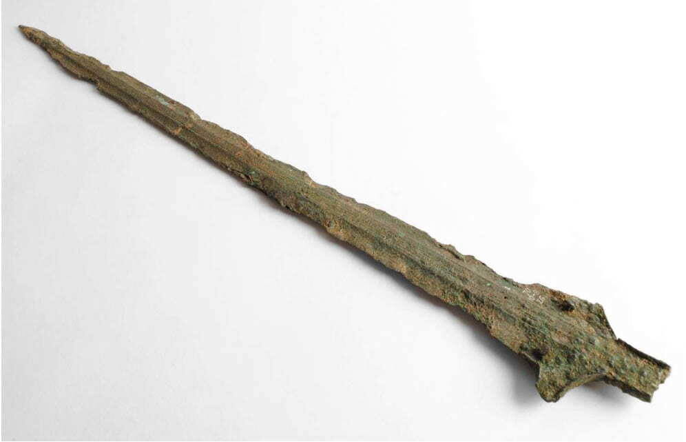 Греческий меч с прямым лезвием из Ялиса , 1400-1060 гг. до н.э., Родос, Британский музей, Лондон.