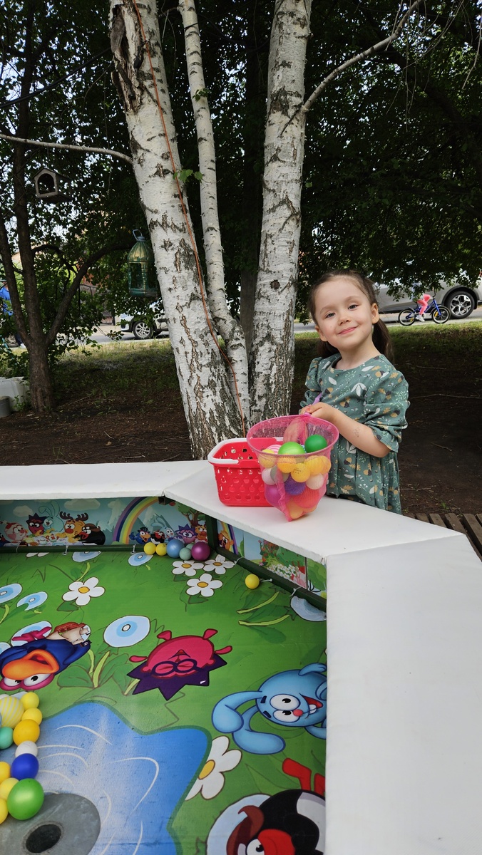 Шарики поймала, стоит довольная😁