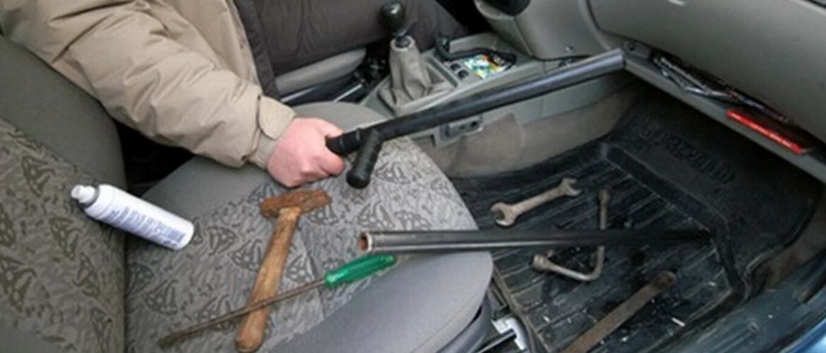 Возникает закономерный вопрос: как защитить себя и своих близких? Что можно легально иметь в машине, чтобы в критический момент не остаться безоружным перед лицом агрессии? Важно понимать: самозащита – это ваше право, но она всегда должна оставаться в рамках закона. Превышение допустимых мер или использование запрещенных предметов могут превратить жертву в обвиняемого.