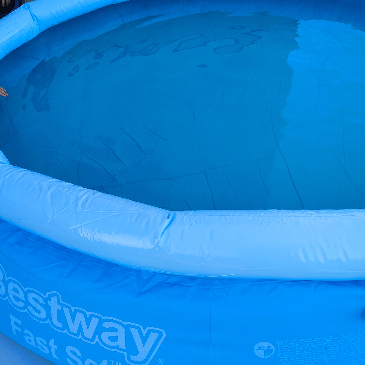 Фото подтверждань наличие бассейна. А трое детей – плод больного воображения автора, а не беспорядочных связей с одним и тем же мужчиной.