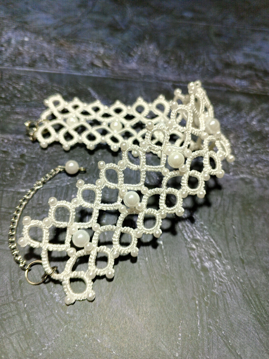 Браслет в технике фриволите