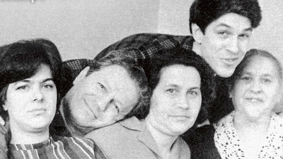 Борис Хмельницкий с сестрой, отцом, мамой и бабушкой