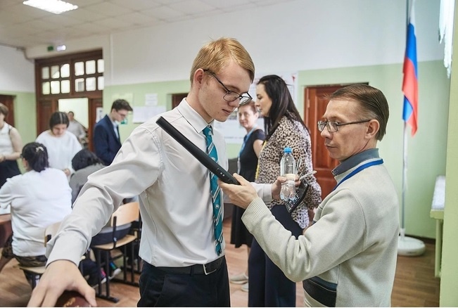  Перед ЕГЭ выпускников очень серьёзно проверяют. А во время экзамена за ними пристально следят с помощью камер видеонаблюдения. 