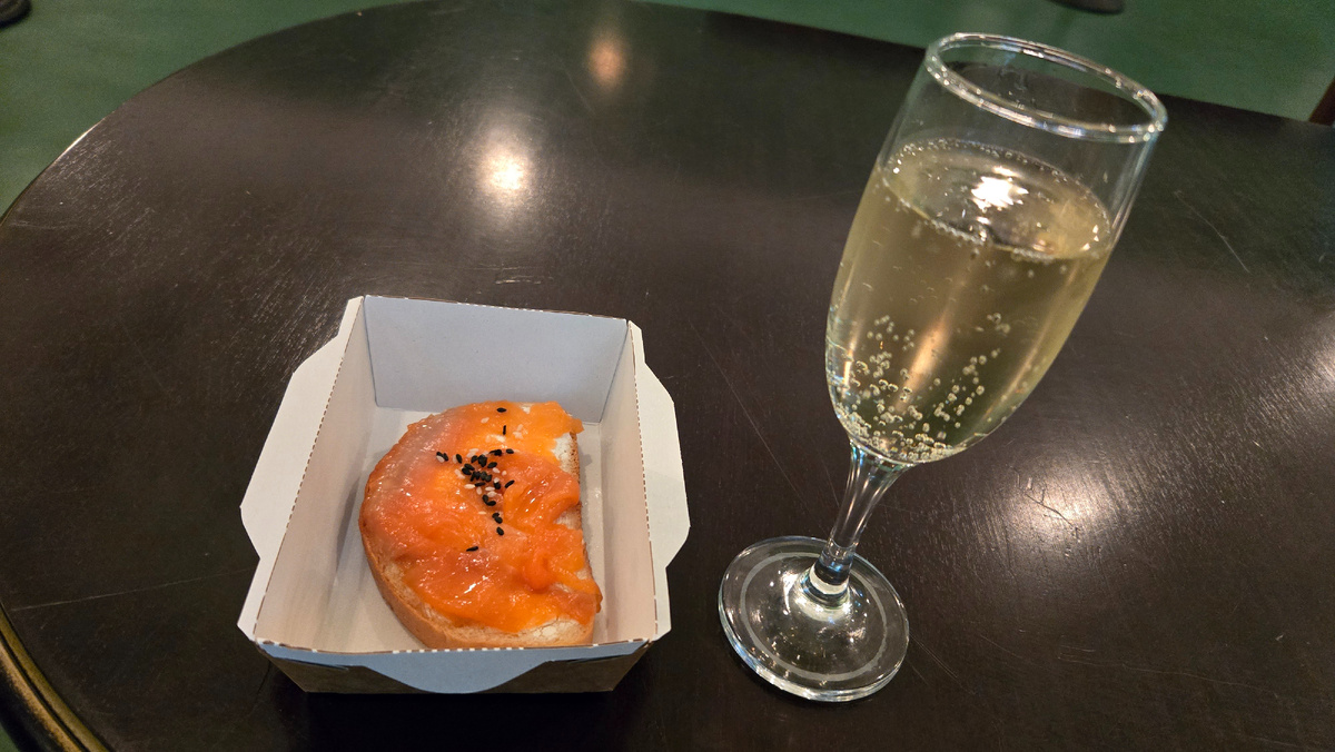 Бутерброд с семгой и шампанское в буфете театра им. Ленсовета