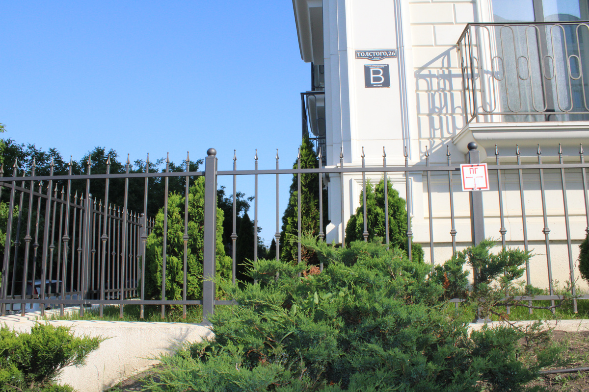 комплекс резиденций «Граф Толстой»  и выход в парк