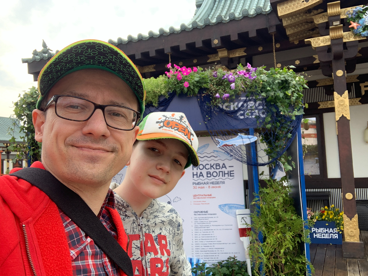 Автор с сыном на ярмарке в Куркино