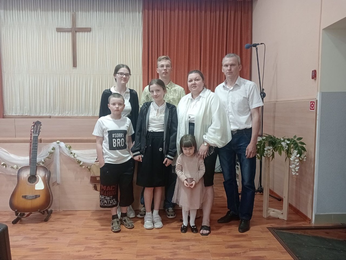 Мы после Богослужения, перед спевкой. Ещё Лизы с Толей не хватает и Захара. Эх, мы по ним скучаем. 