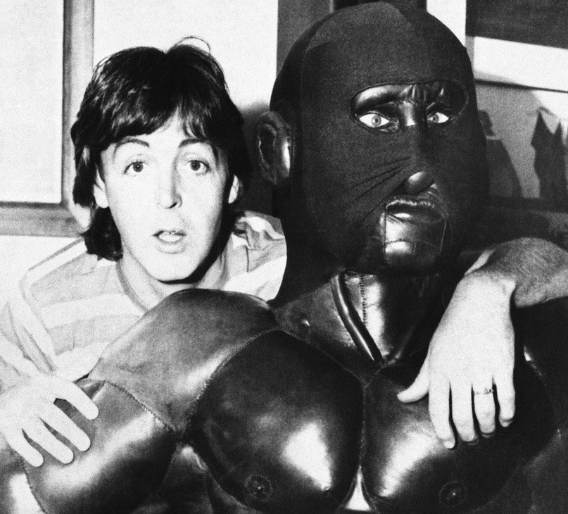 Пол МакКартни с мягкой скульптурой в своём лондонском офисе 20 мая 1980 года