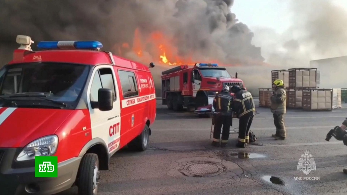    Пожарные справились с открытым огнем на складе в Подмосковье