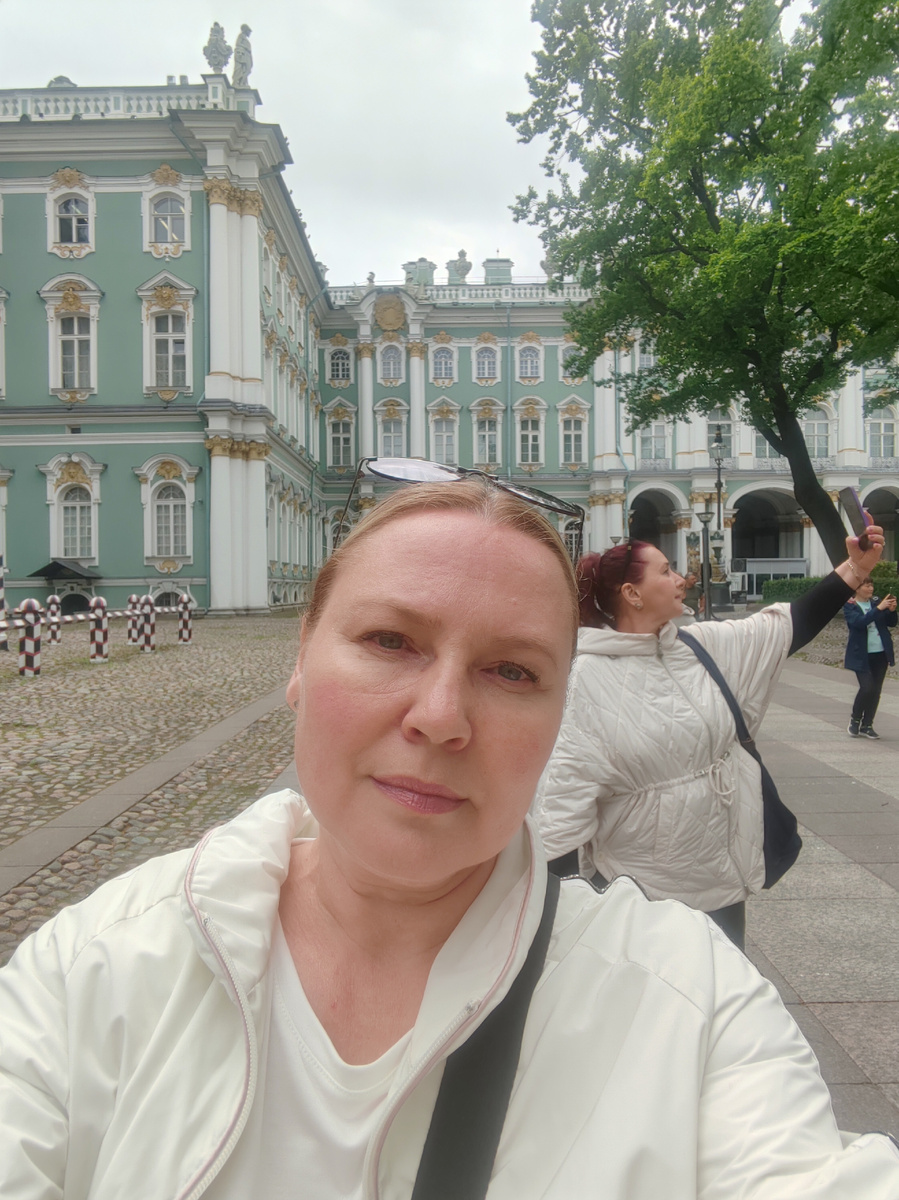 На заднем фоне сестра себя запечатлевает. 