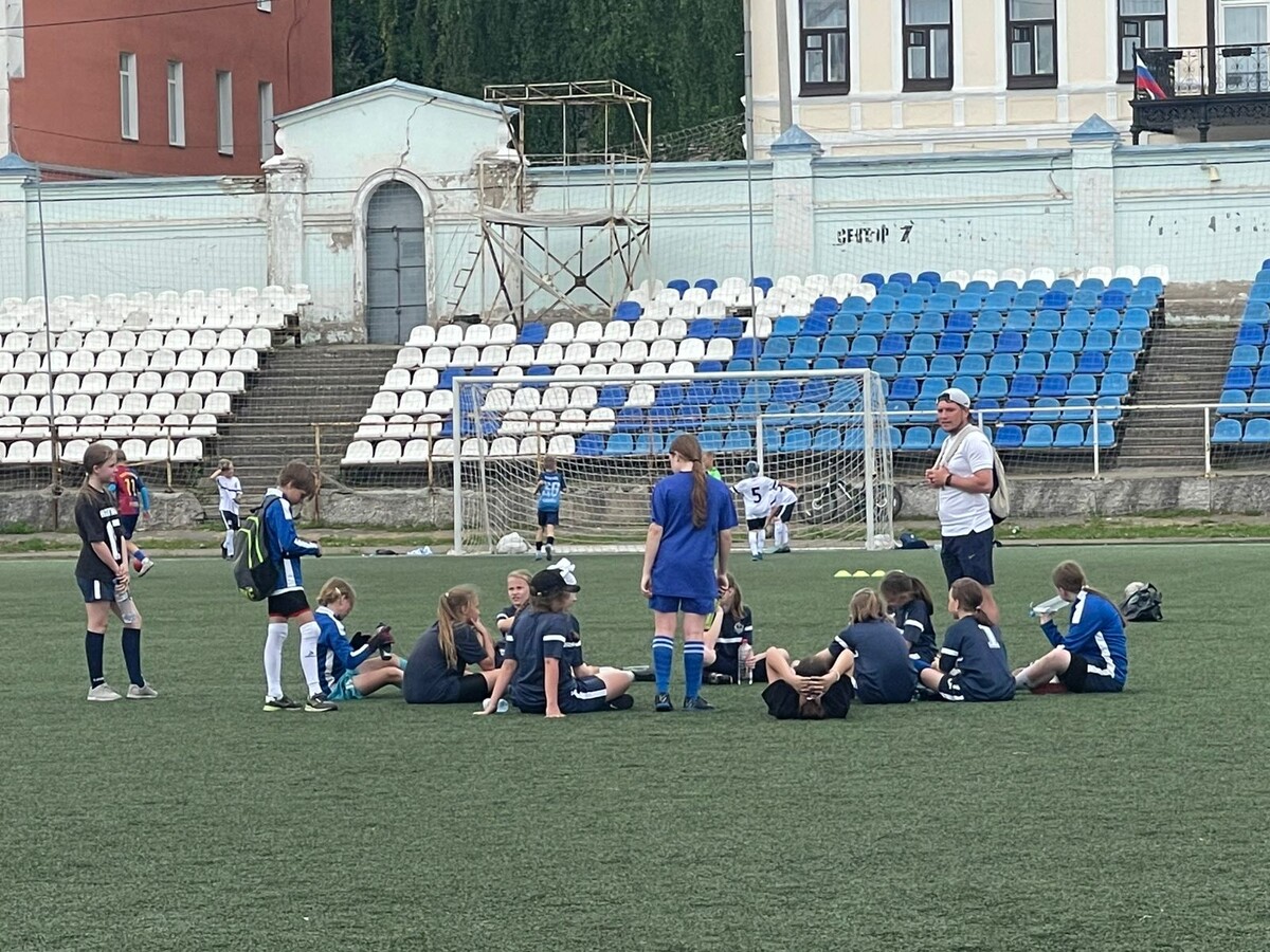 Много девчёнок играют в футбол. 