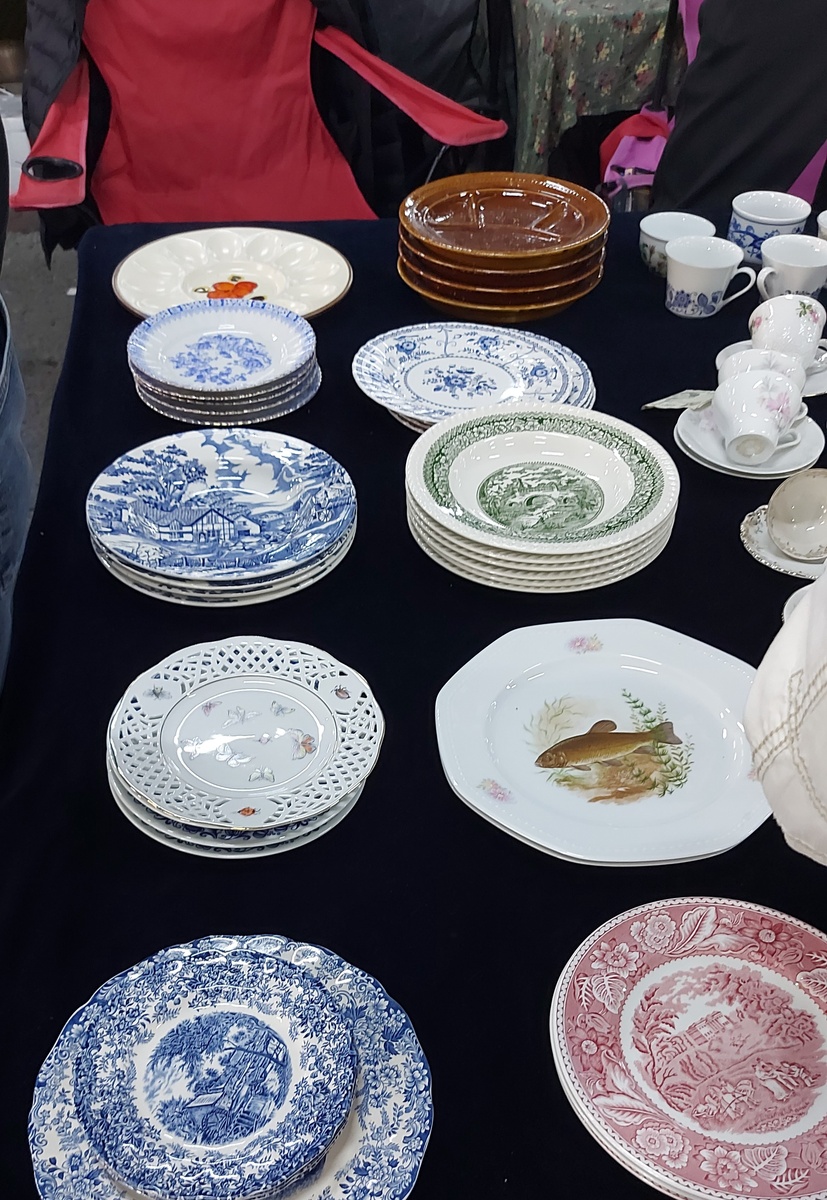 Рынок Фарикёй, прилавок с английскими тарелками. Фото автора