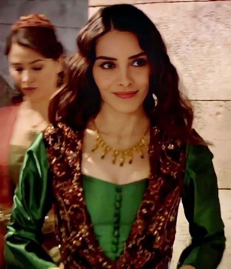 И зачем ей султан он без его расцевела, как по мне. Что за  Эсмеральда 😍😍😍 (Говорят что зелёные это цвет Хюррем, ну вы только посмотрите на эту красотку)... 