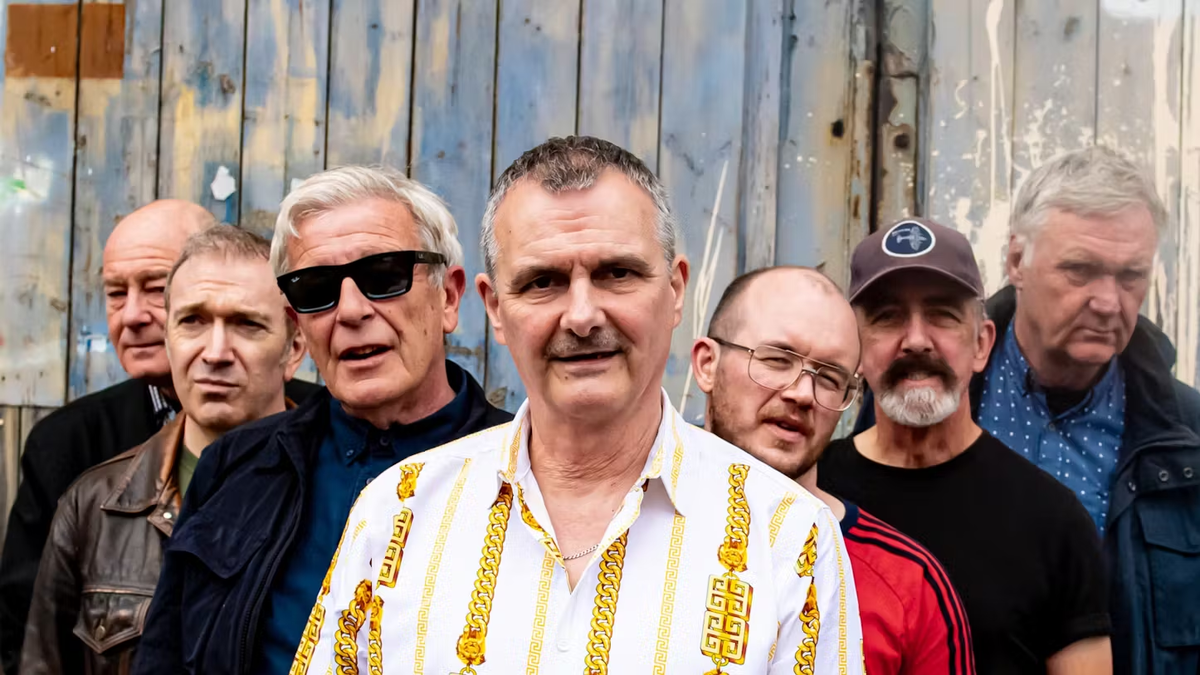 House Of All (слева направо): Стив Хэнли, Пит Гринауэй, Саймон Волстенкрофт, Мартин Брама, Фил Льюис, Карл Бёрнс и Пол Хэнли