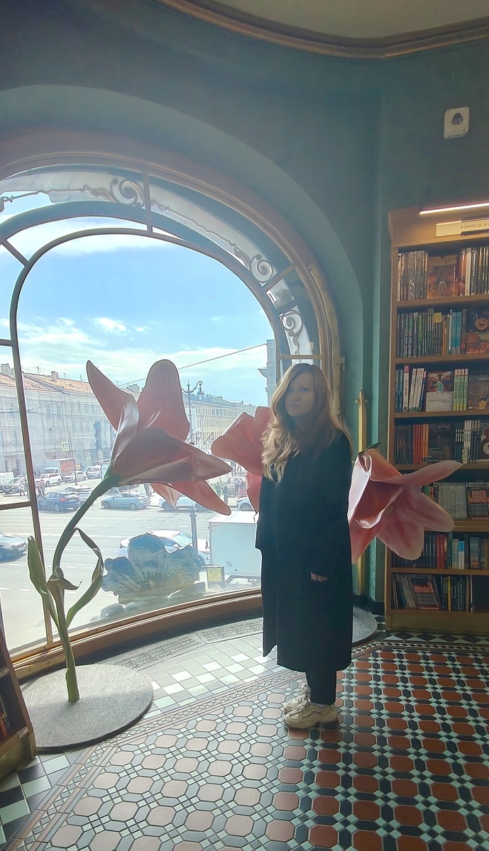 Огромные цветы и прекрасный вид за окном