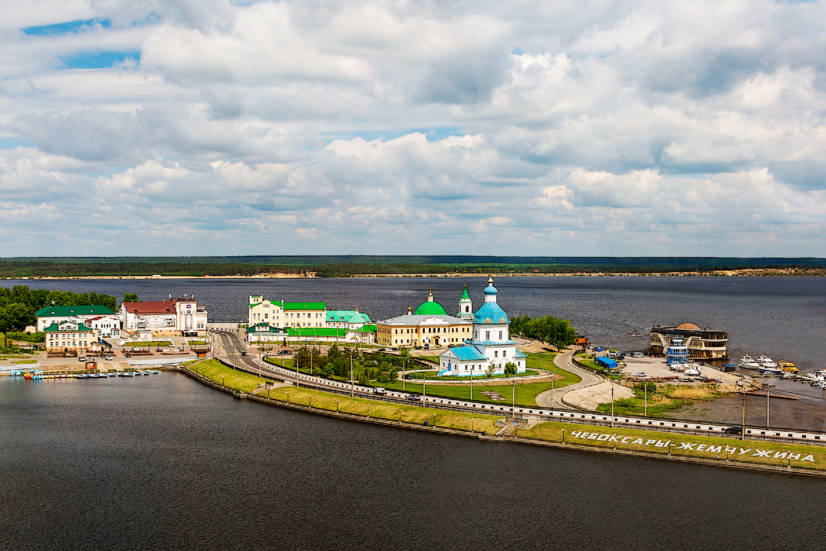 Вид на Церковь Успения Пресвятой Богородицы — место впадения реки Чебоксарка в Волгу. Здесь и далее фото автора.