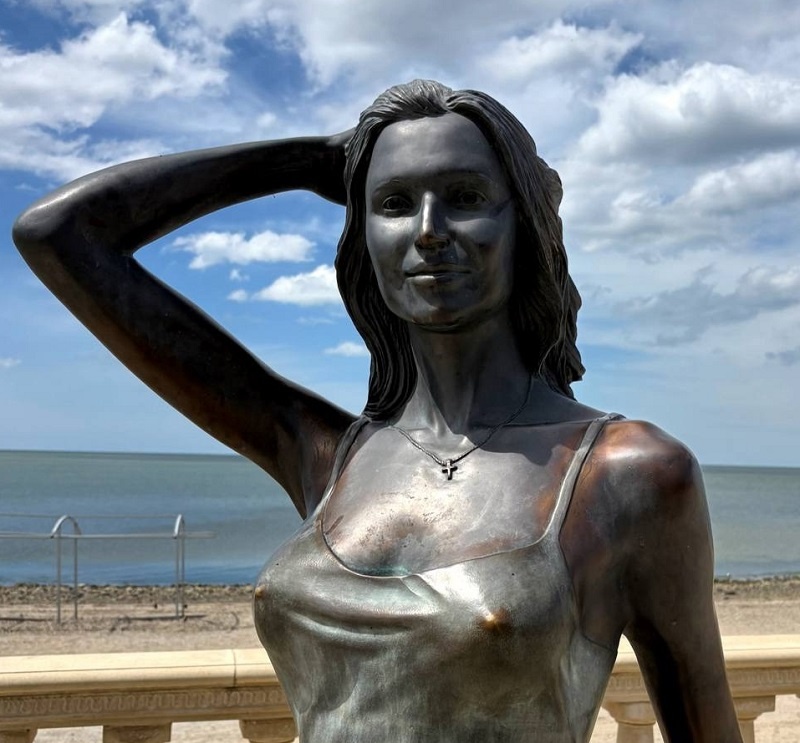 Фото статуя "Курортницы" в Приморско-Ахтарске