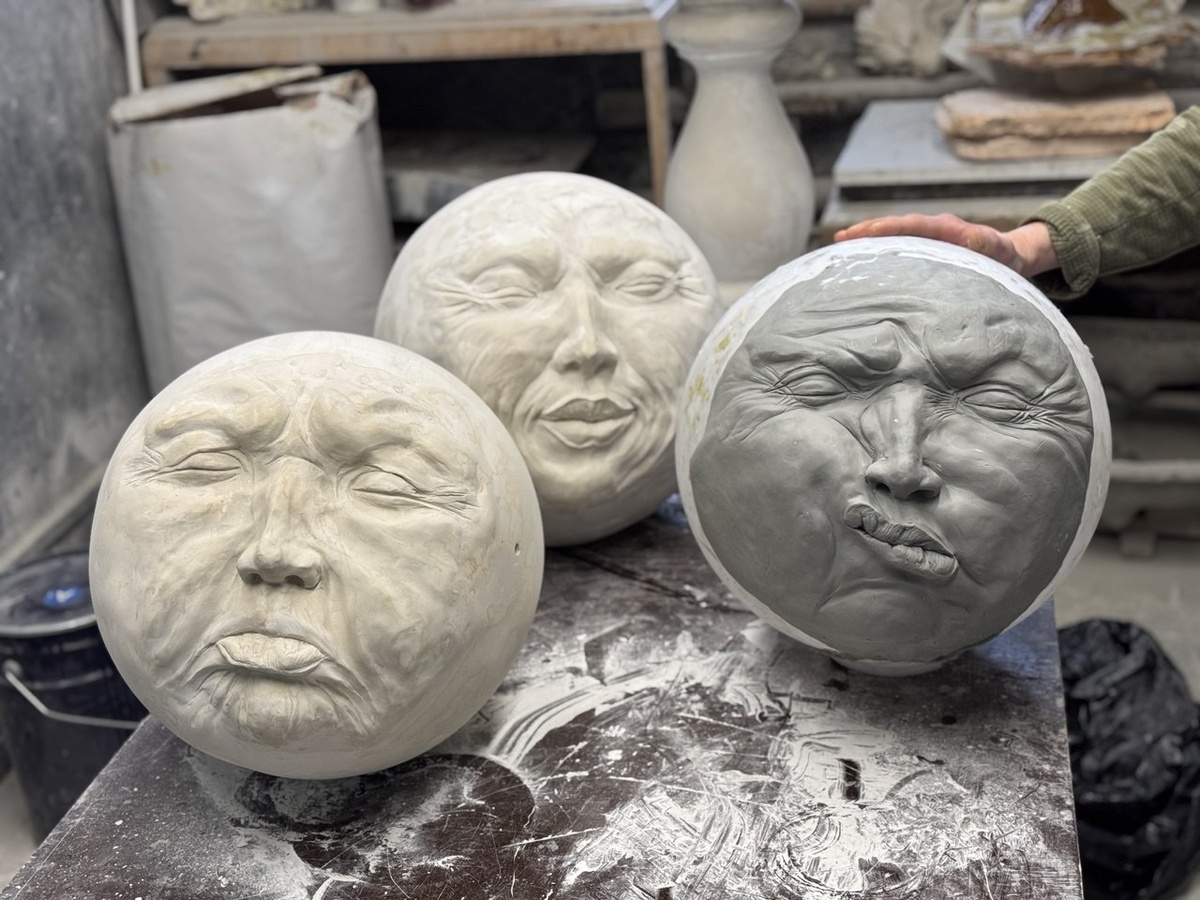 Скульптура “Эмоциональный колобок”