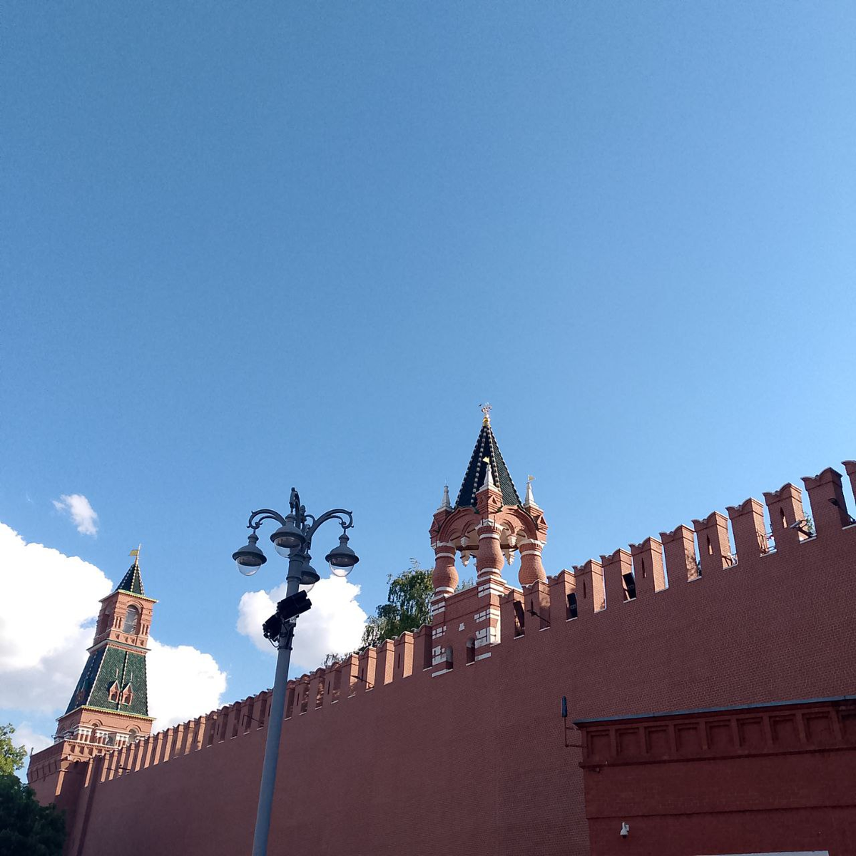 Царская башня, слева - Набатная башня. Фото авторское.