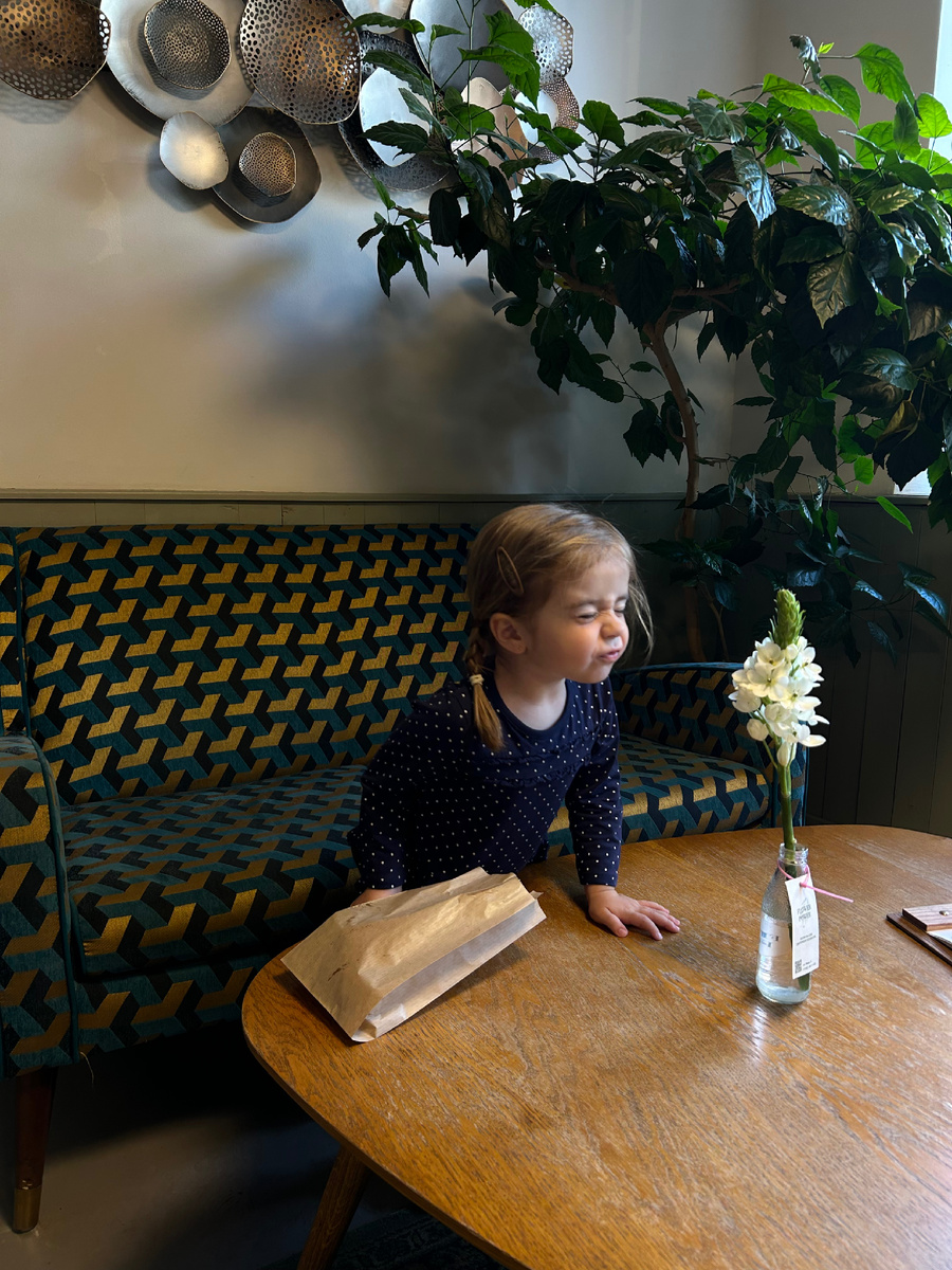 Саша не гламурно нюхает цветок))