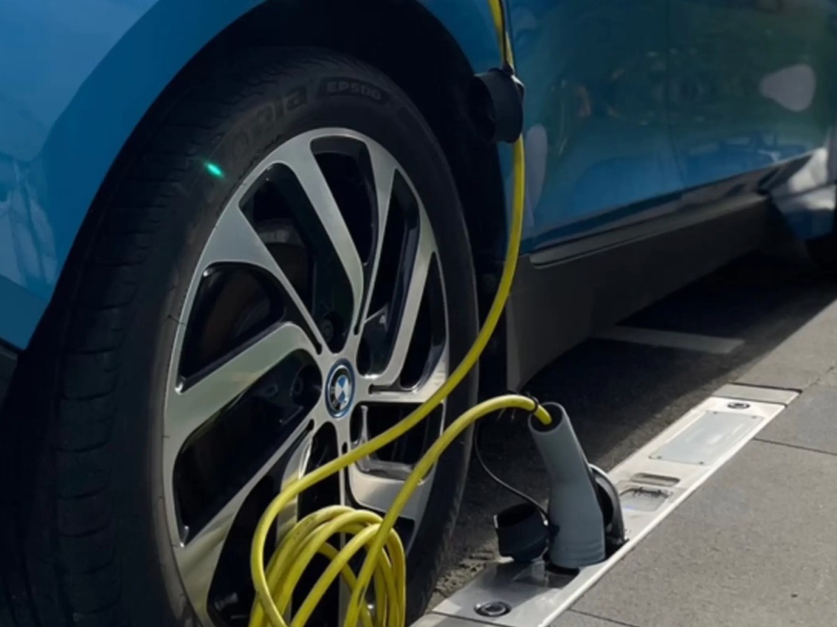    Зарядные станции для электрокаров Curb Charger не портят городской облик