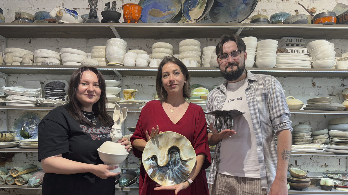 Наталия Гузева и авторы канала "Умный Фломастер" в мастерской художницы