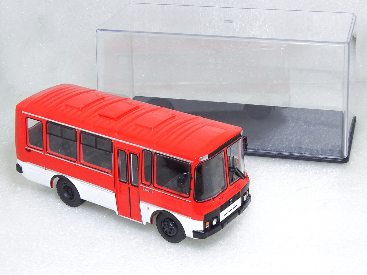 Рис. 1. Модель автобуса ПАЗ-3205 от Modimo в масштабе 1:43 и бокс-заготовка от SSM