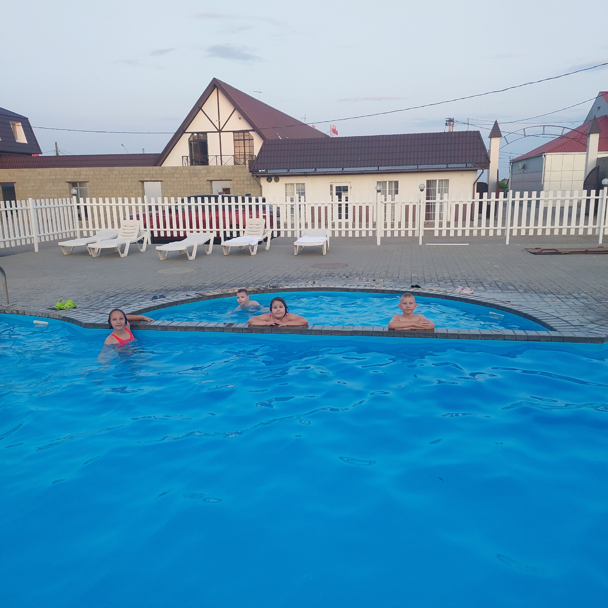 Заплывы в бассейне кемпинга