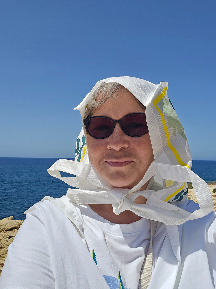 В отсутствие шляпы и пакет на голове смотрится неплохо