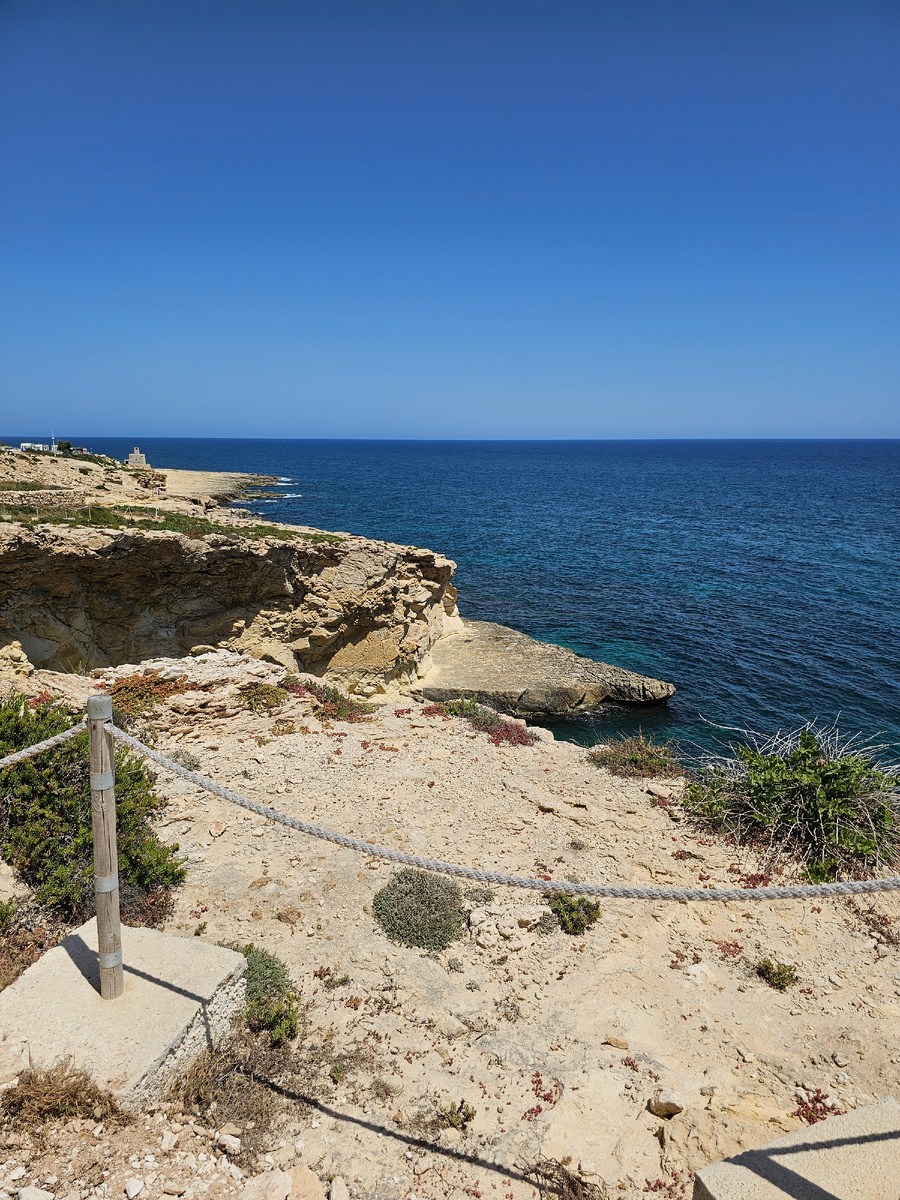 Канат отделяет тропу от обрыва