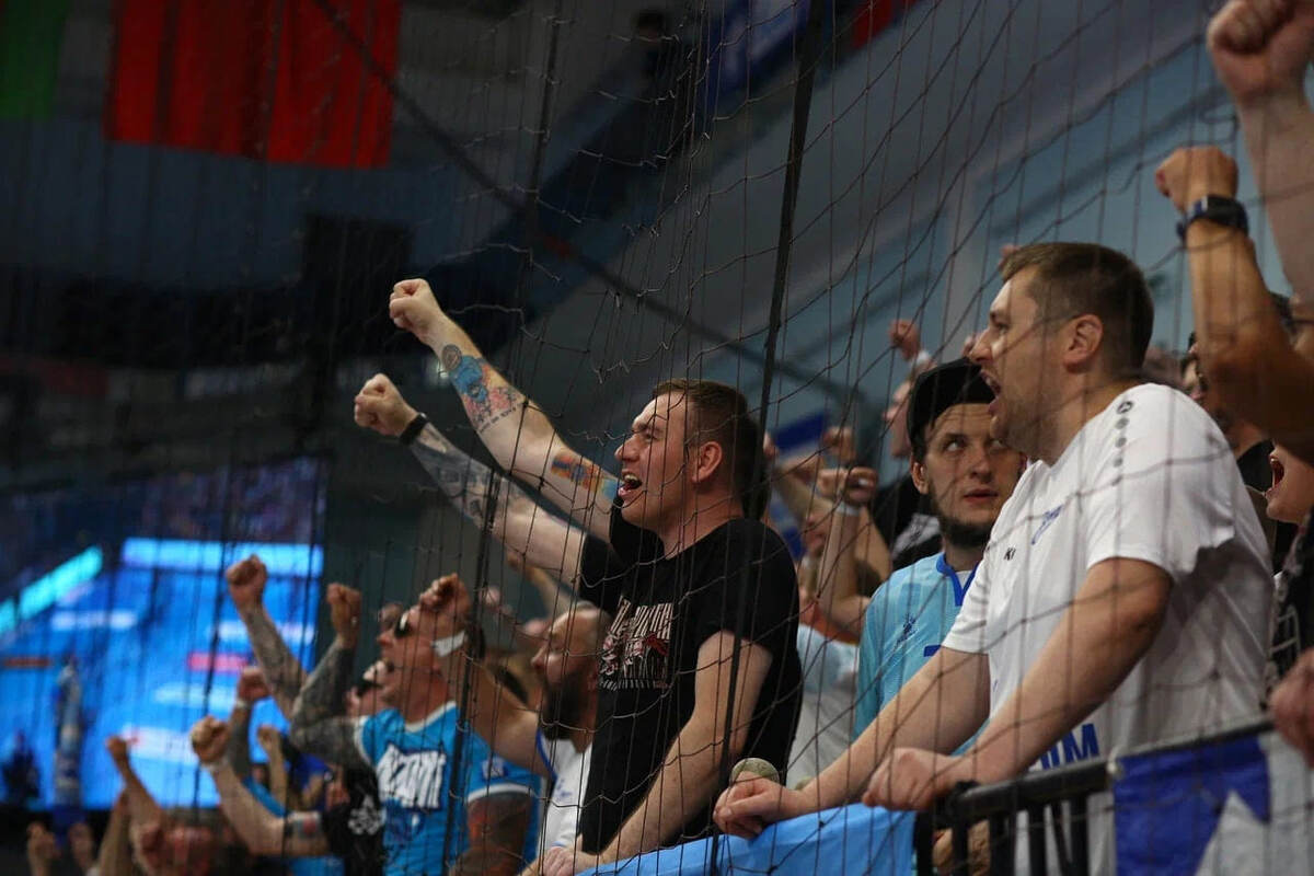    "Зенит" поддерживали фанаты, массово отправившиеся на выезд