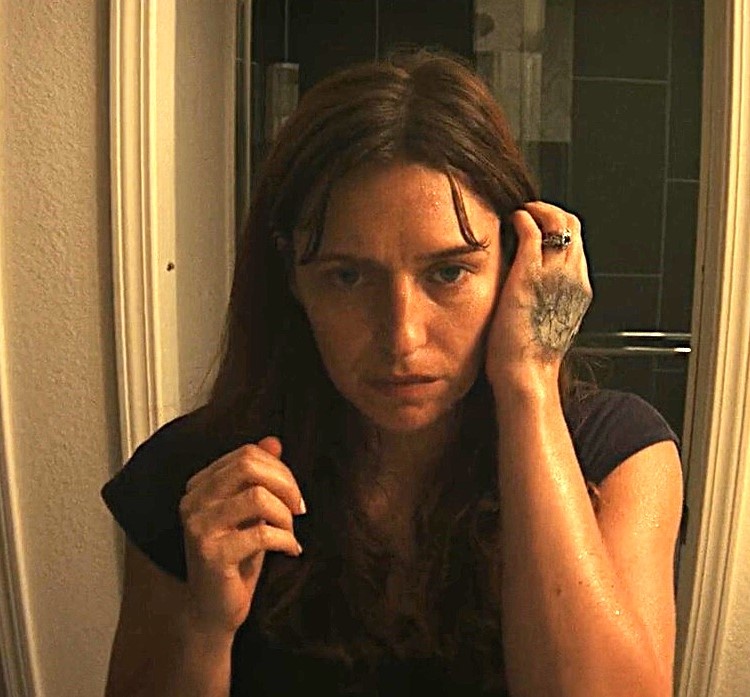 Беременная девушка вынуждена бороться и за свою жизнь, и за душу своего ребёнка.