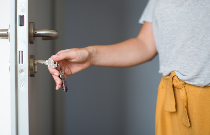 Если вернулись домой за забытой вещью, то нужно посмотреть в зеркало. / Фото: autosprite.ru