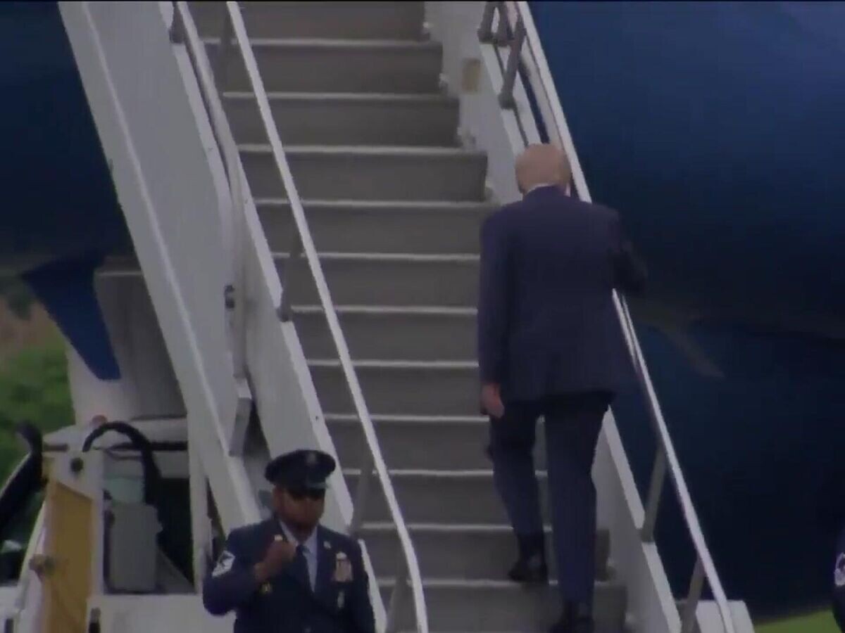    Трамп споткнулся на самолетном трапе© Телеграм RIA.RU
