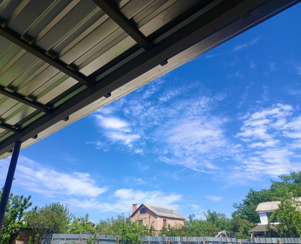 То самое место, где я предаюсь размышлениям - беседка во дворе и чистое небо надо мной