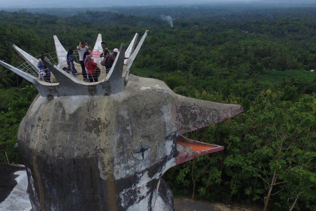 Туристы на смотровой площадке в виде короны
