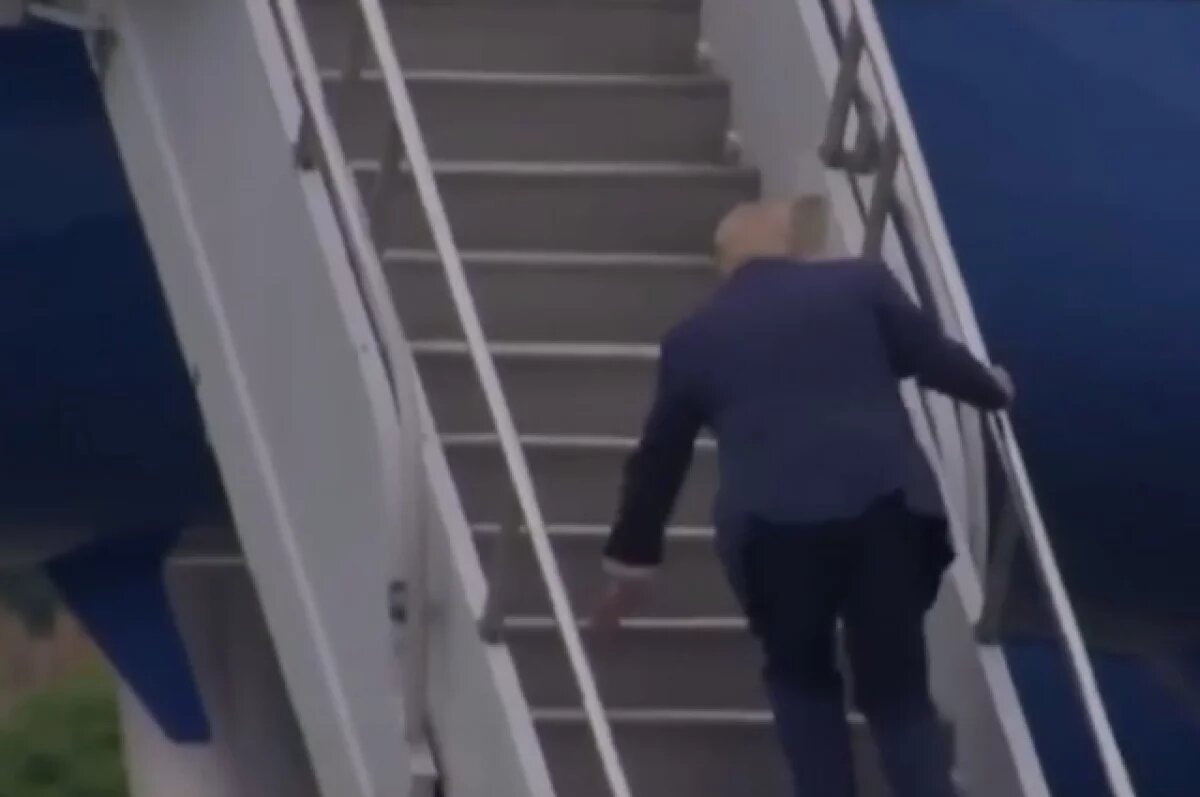    Трамп споткнулся, поднимаясь по трапу президентского самолёта