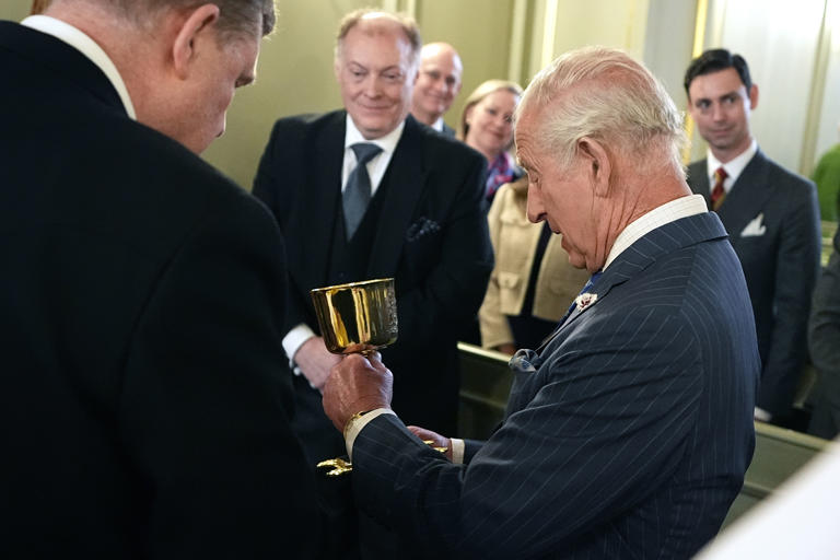 Чарльз рассматривает новую «Его Величество король Чарльз III Кибория», первую с 1688 года новую единицу церковной утвари.