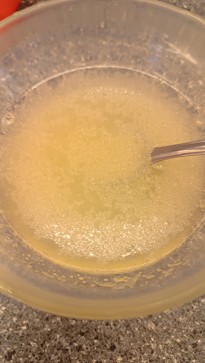 Для начало желатин залить водой и оставить набухнуть.